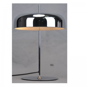 Bordlampe med metalskærm og flad bund