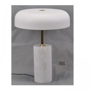 LED bordlampe med marmorbund og metalskygge