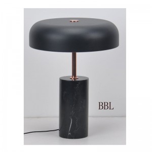 LED bordlampe med sort marmorbund og metalskygge