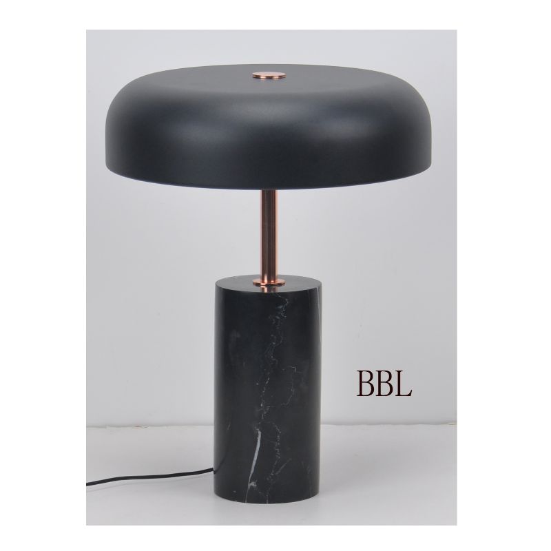 LED bordlampe med sort marmorbund og metalskygge